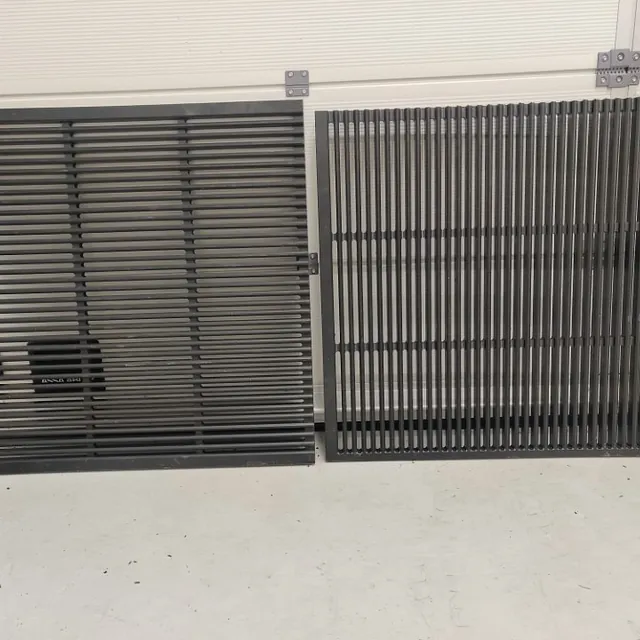 To store svarte ventilerte rister stående mot vegg.