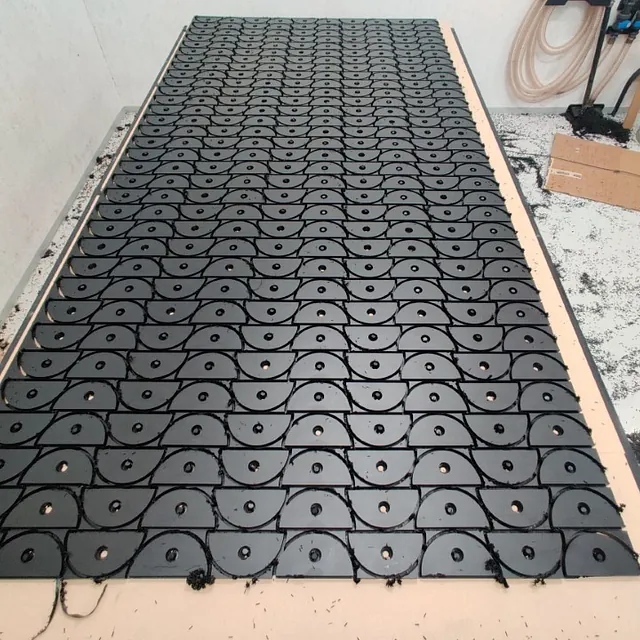 Freset plate med mange like halvsirkelformede deler.